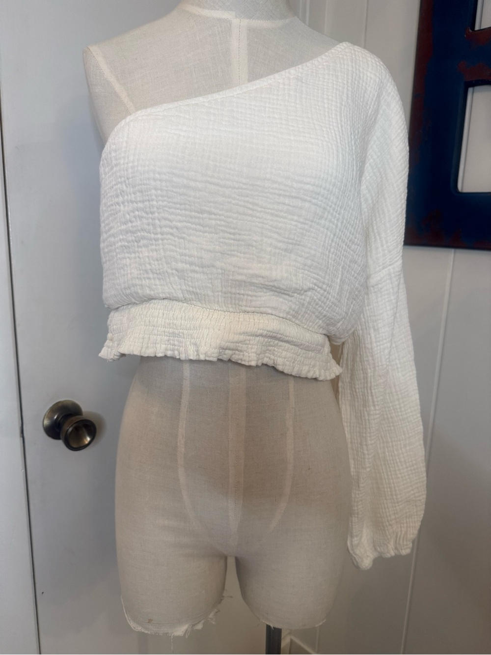 GILLI- White One-Shoulder Gauze Crop Top Women’s Size Large